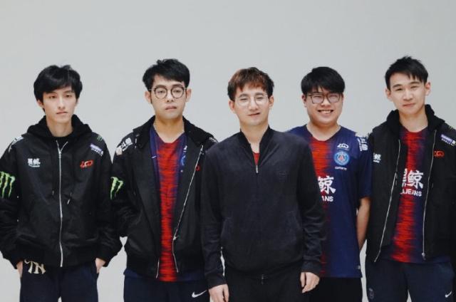 对手左后卫 对手左后卫